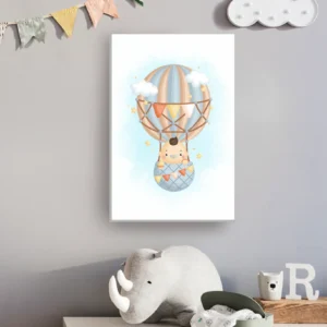 Bebé volando en globo azul