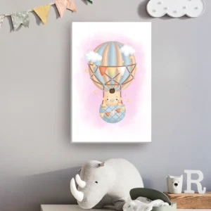 Bebé volando en globo rosa